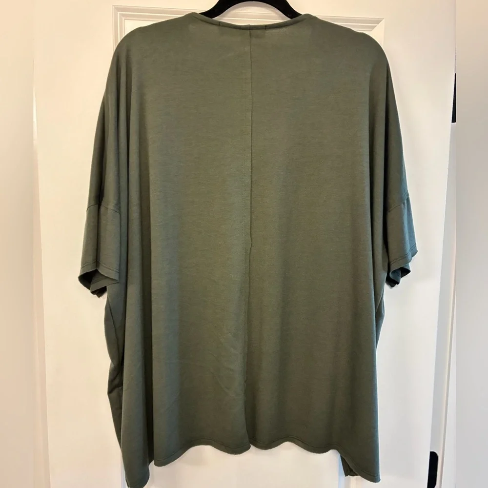 NWT THREE BIRD NEST The Nest On The Go V Neck Essential Tee Olive Women’s Large - Picture 2 of 7